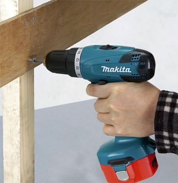 Работа аккумуляторной дрелью Makita 6281 dwpe